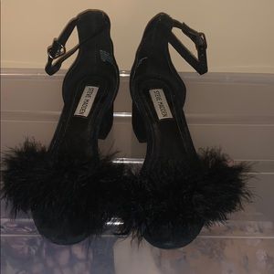 Chunky short heel with fluffy toe